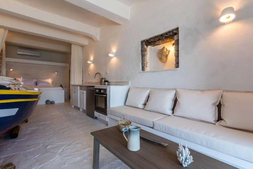Χώρος καθιστικού στο Gorgeous Apt in front of the Sea at Klima Milos