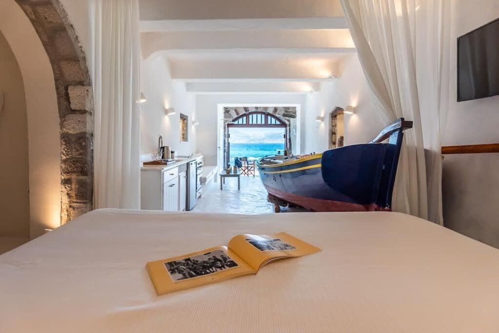 Ένα ή περισσότερα κρεβάτια σε δωμάτιο στο Gorgeous Apt in front of the Sea at Klima Milos