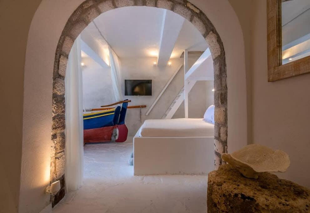 Ένα ή περισσότερα κρεβάτια σε δωμάτιο στο Gorgeous Apt in front of the Sea at Klima Milos