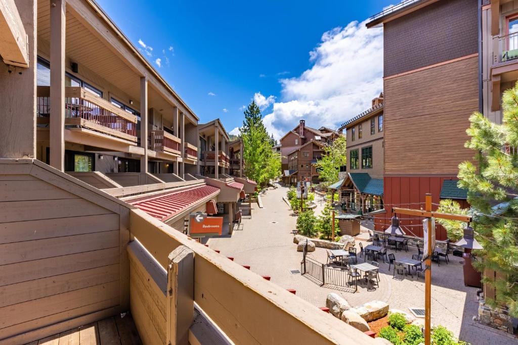 eine leere Straße in einer Stadt mit Tischen und Stühlen in der Unterkunft Flurry by AvantStay Tahoe Donner Home w Access to Northstar Resort Community in Kingswood Estates