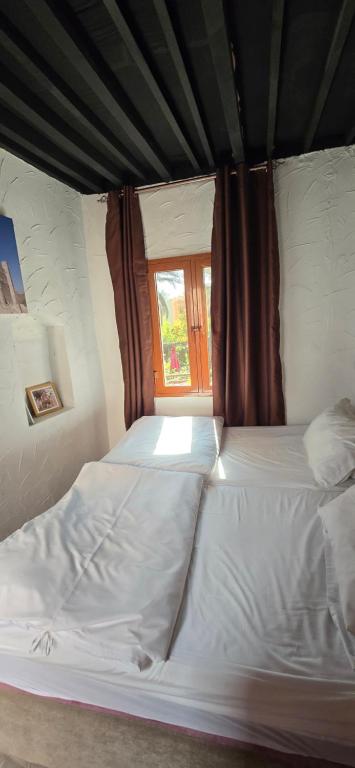 Postel nebo postele na pokoji v ubytování Riad Nizwa