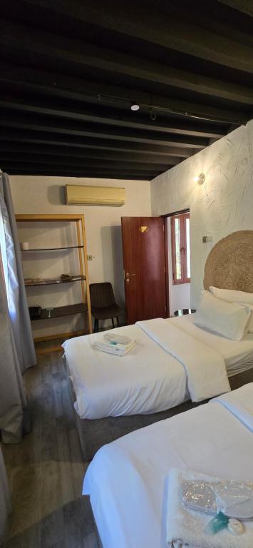 Postel nebo postele na pokoji v ubytování Riad Nizwa