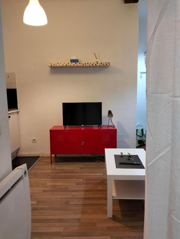 TV a/nebo společenská místnost v ubytování El pisito de Malasaña