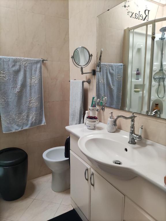La salle de bains est pourvue d'un lavabo, de toilettes et d'un miroir. dans l'établissement U' Pizzico ( the pinch ), à Capri