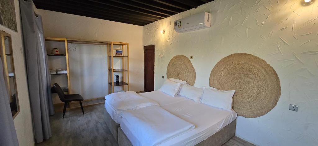 Postel nebo postele na pokoji v ubytování Riad Nizwa