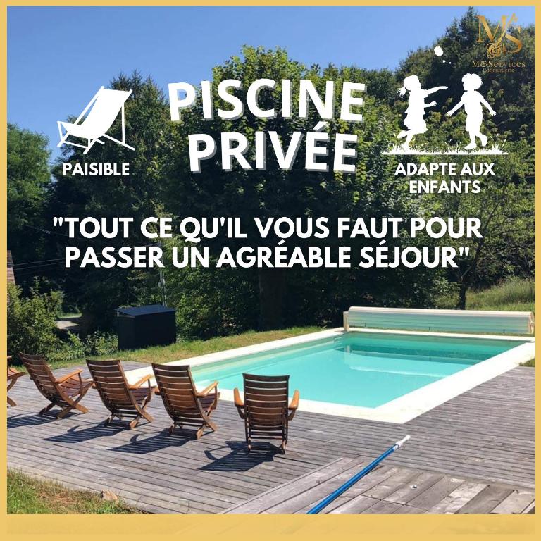 un panneau avec des chaises et une piscine dans l'établissement Aux Cotés des Chenes Piscine et Nature, à Saint-Paul-la-Roche