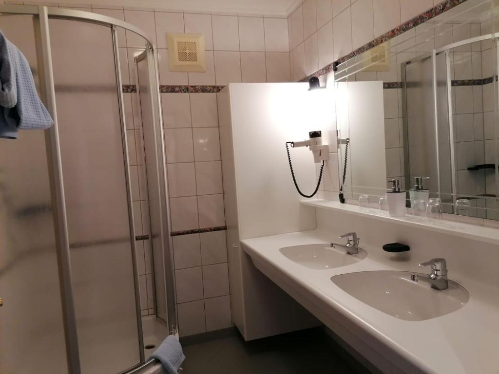 A bathroom at Appartements Lüftenegger