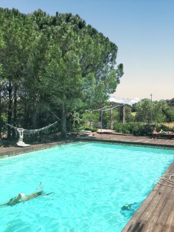 une grande piscine avec de l'eau bleue dans l'établissement Maison spacieuse avec piscine à Aix-en-Provence, à Aix-en-Provence