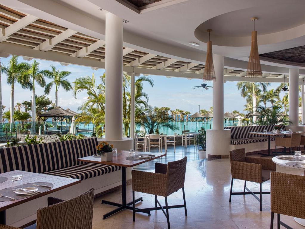 Reštaurácia alebo iné gastronomické zariadenie v ubytovaní Gran Melia Palacio de Isora Resort & Spa