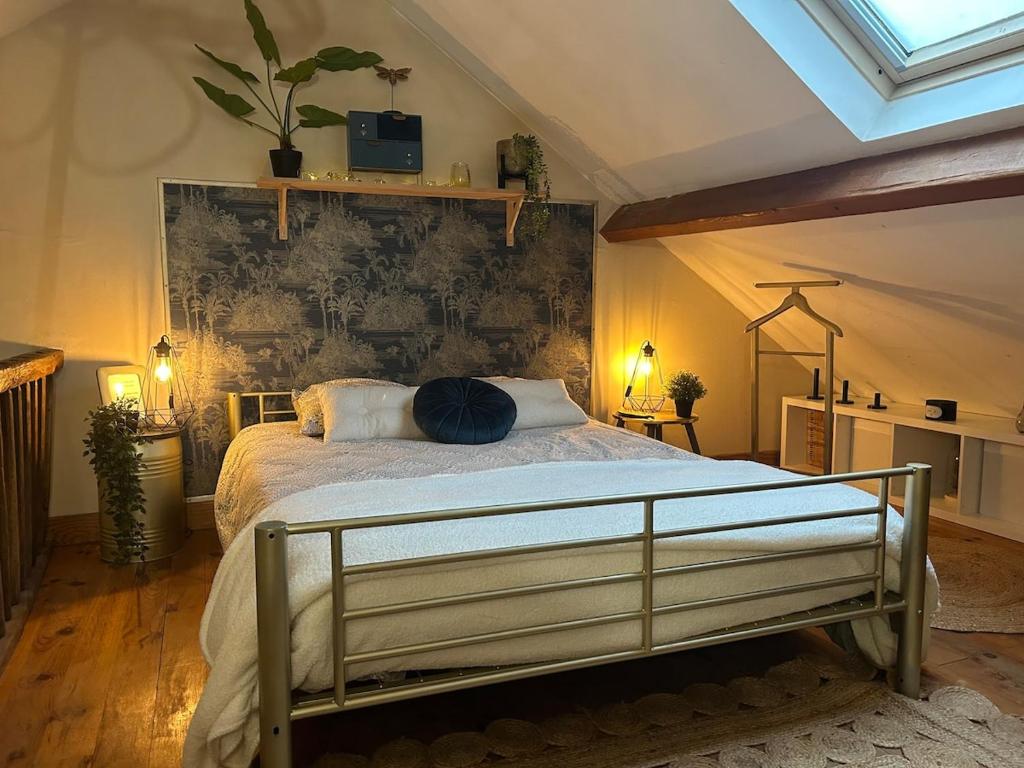 une chambre avec un grand lit dans une pièce dans l'établissement Studio en campagne Chez Maga, à Foëcy