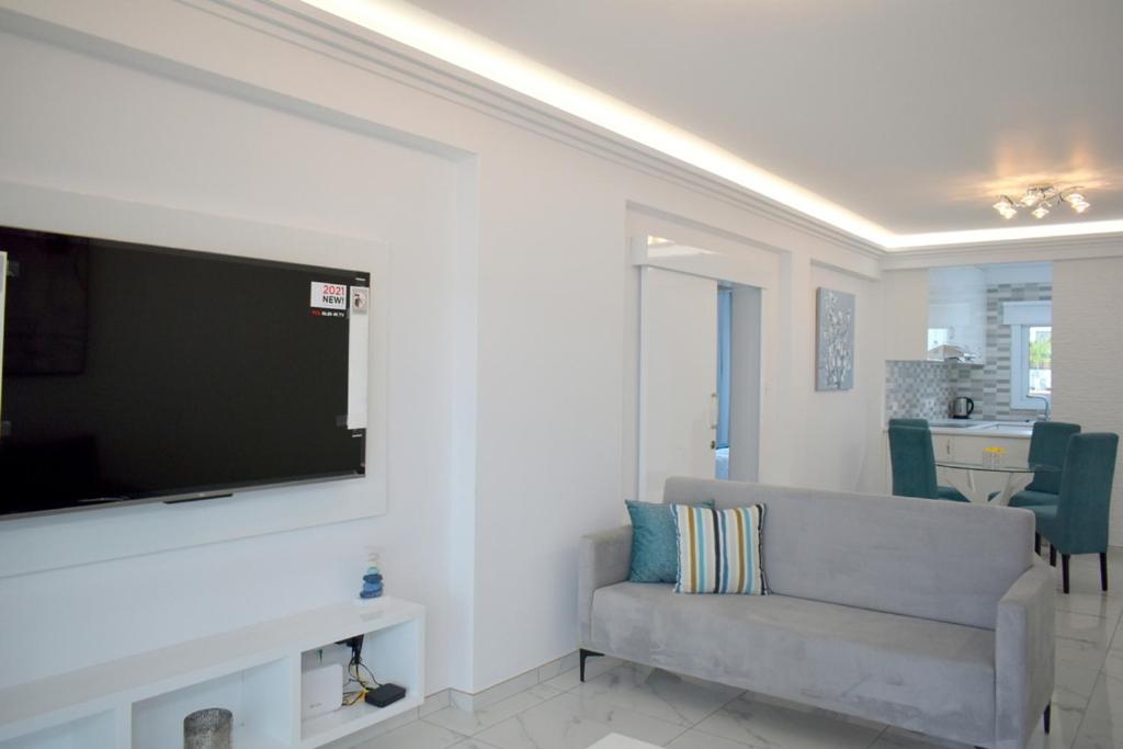 TV a/nebo společenská místnost v ubytování 2 Bedroom Apartment, Semeli Complex- by IMH Travel & Tours
