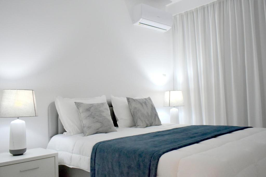 Postel nebo postele na pokoji v ubytování 2 Bedroom Apartment, Semeli Complex- by IMH Travel & Tours