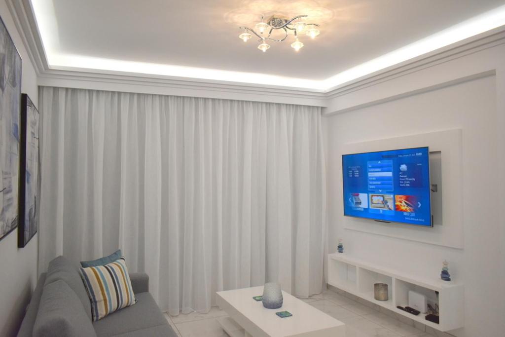 TV a/nebo společenská místnost v ubytování 2 Bedroom Apartment, Semeli Complex- by IMH Travel & Tours