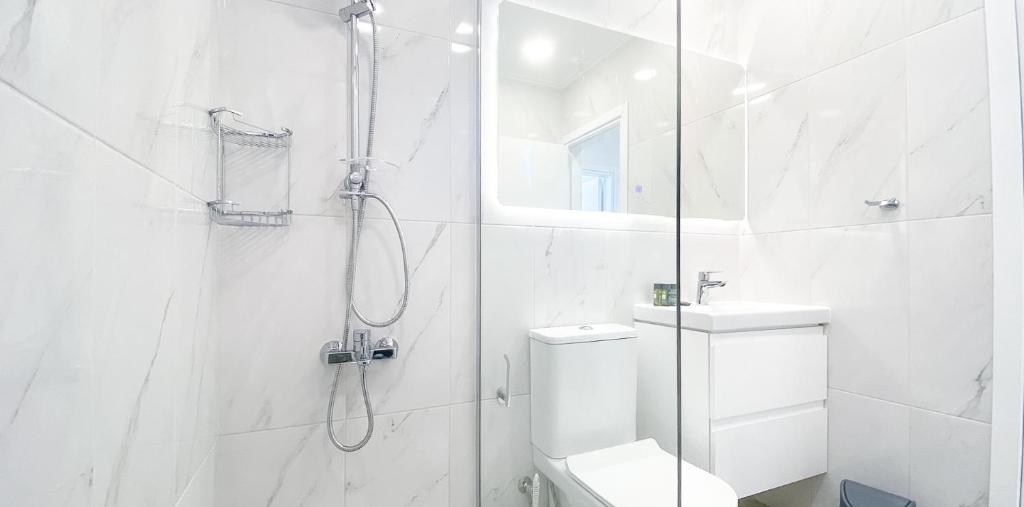 Koupelna v ubytování 2 Bedroom Apartment, Semeli Complex- by IMH Travel & Tours