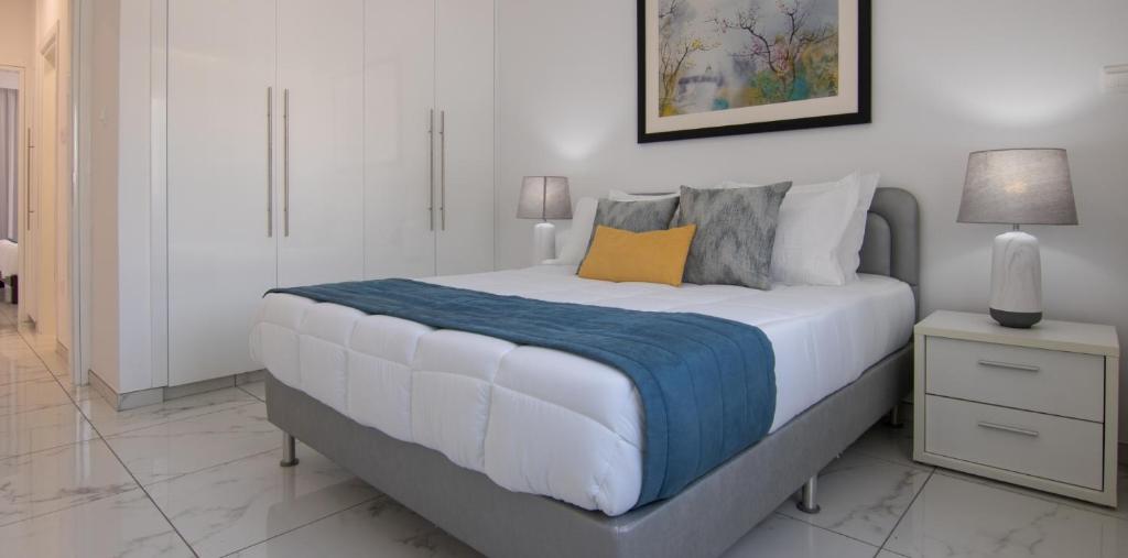 Postel nebo postele na pokoji v ubytování 2 Bedroom Apartment, Semeli Complex- by IMH Travel & Tours
