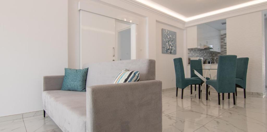 Posezení v ubytování 2 Bedroom Apartment, Semeli Complex- by IMH Travel & Tours