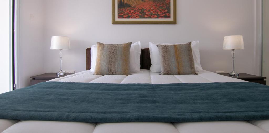 Postel nebo postele na pokoji v ubytování 2 Bedroom Apartment, Semeli Complex- by IMH Travel & Tours