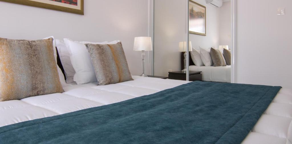 Postel nebo postele na pokoji v ubytování 2 Bedroom Apartment, Semeli Complex- by IMH Travel & Tours