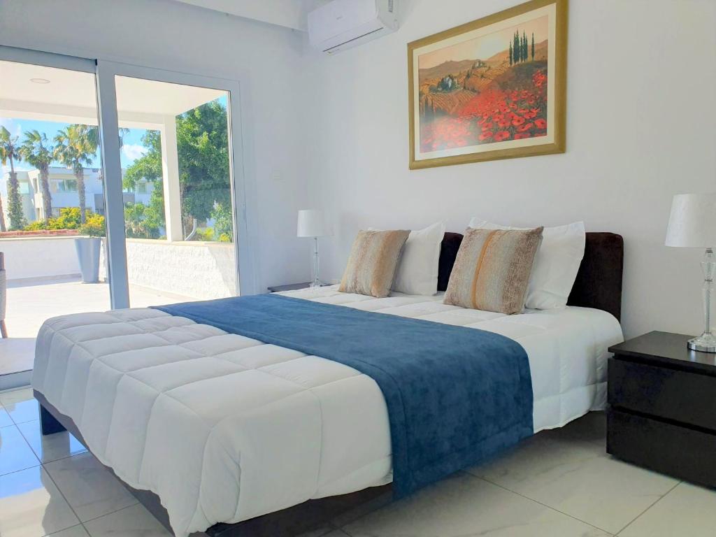 Postel nebo postele na pokoji v ubytování 2 Bedroom Apartment, Semeli Complex- by IMH Travel & Tours