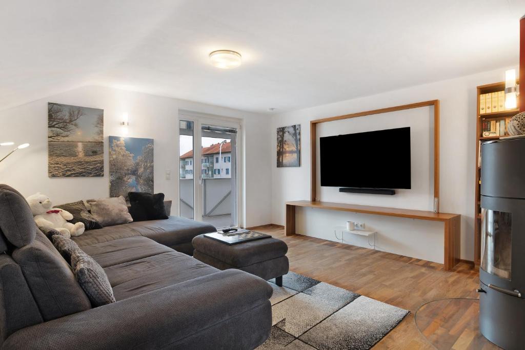 TV a/nebo společenská místnost v ubytování Ferienwohnung Rheintal Hard
