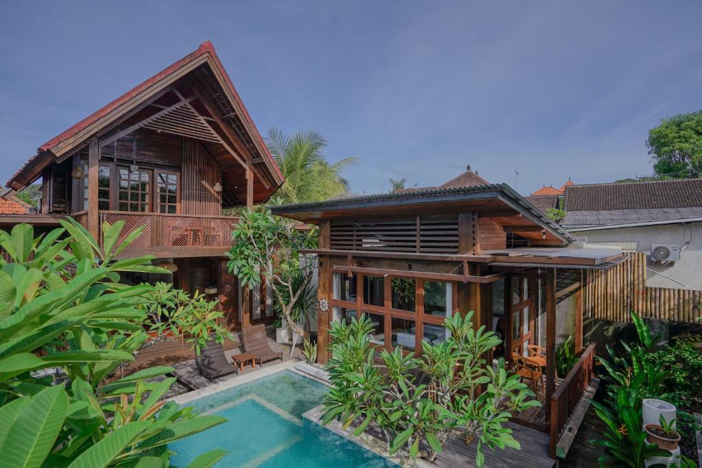 蓝梦岛Moin Villa Lembongan的带游泳池的房屋外观