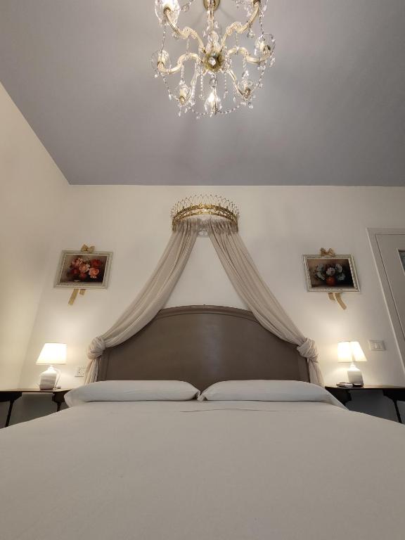 Łóżko lub łóżka w pokoju w obiekcie Garda Relais Antica Romelia