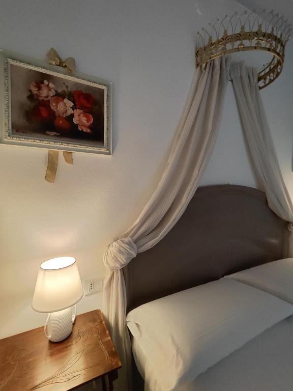 Łóżko lub łóżka w pokoju w obiekcie Garda Relais Antica Romelia