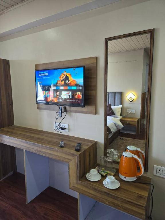 TV a/nebo společenská místnost v ubytování Himalayan Meadows