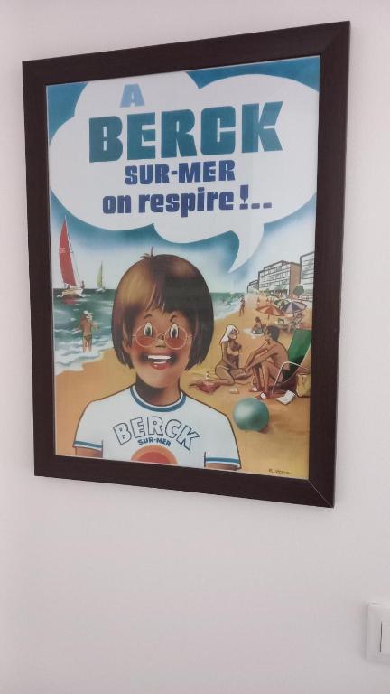 une affiche encadrée d'un garçon sur une plage dans l'établissement L'Oasis, à Berck-sur-Mer