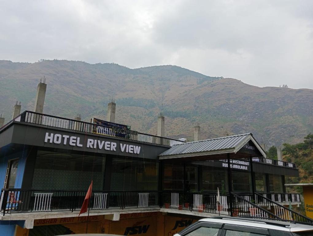 Nespecifikovaný výhled na hory nebo výhled na hory při pohledu z hotelu