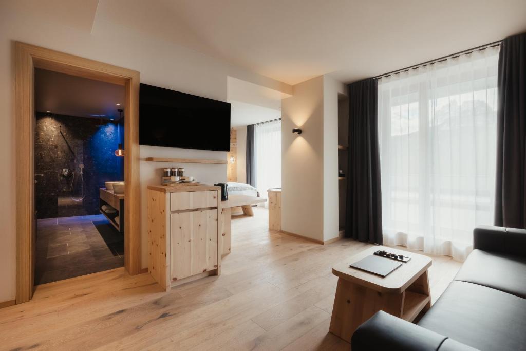 TV a/nebo společenská místnost v ubytování Hotel Tofana Cortina