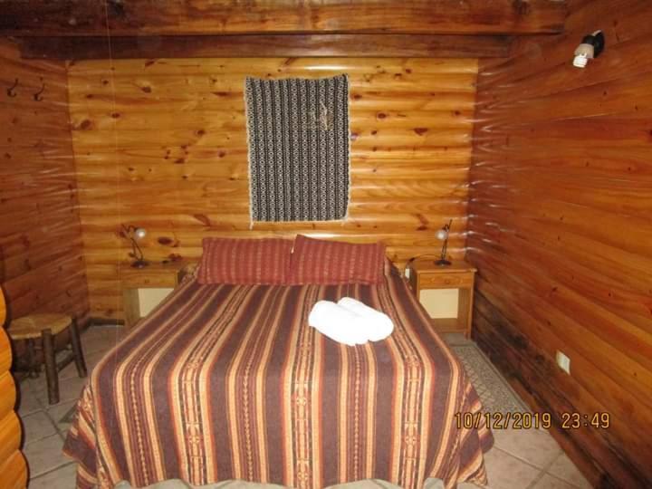 Un pat sau paturi într-o cameră la Cabaña con costa al Nahuel Huapi