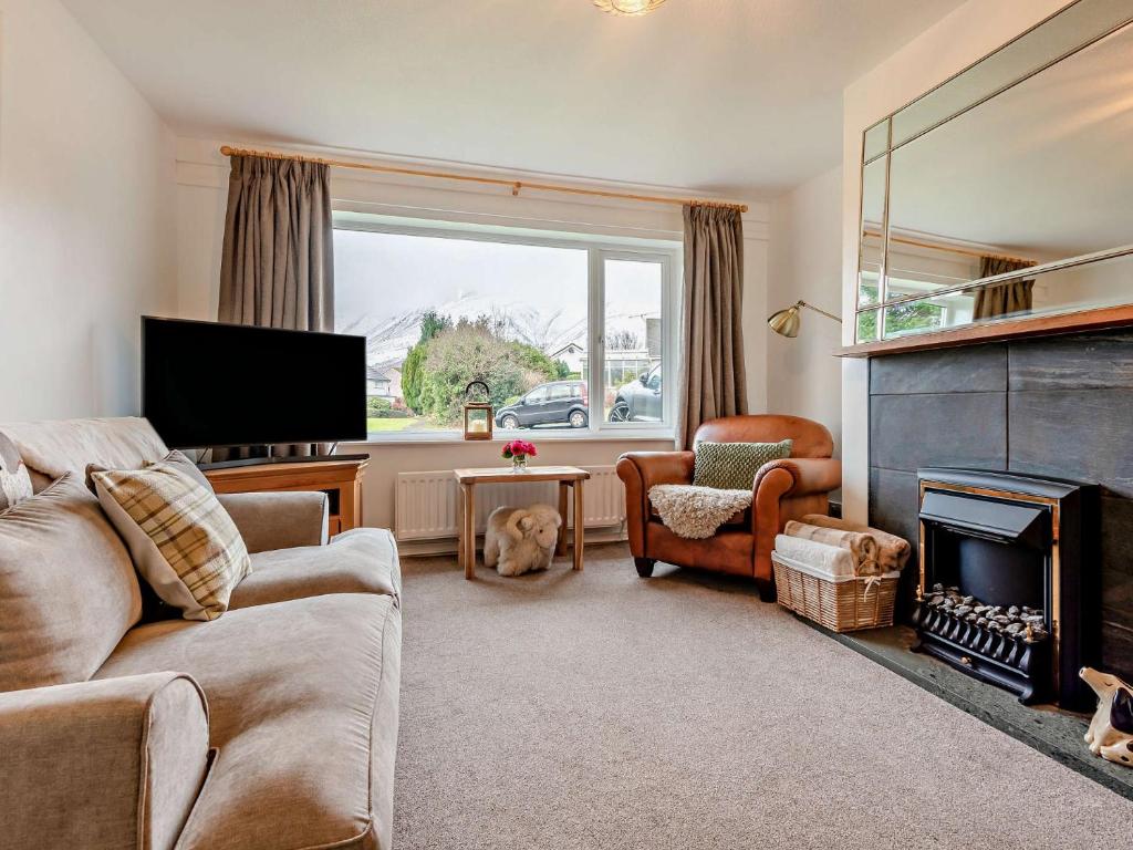 ein Wohnzimmer mit Couch und Kamin in der Unterkunft 3 Bed in Keswick 95858 in Keswick