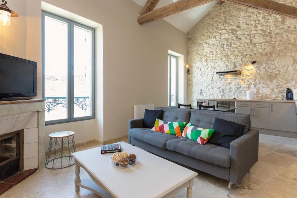 un salon avec un canapé et une table dans l'établissement 3 clés Avignon centre, à Avignon