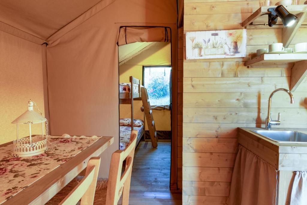 Kuchyň nebo kuchyňský kout v ubytování Glamping Debbiare