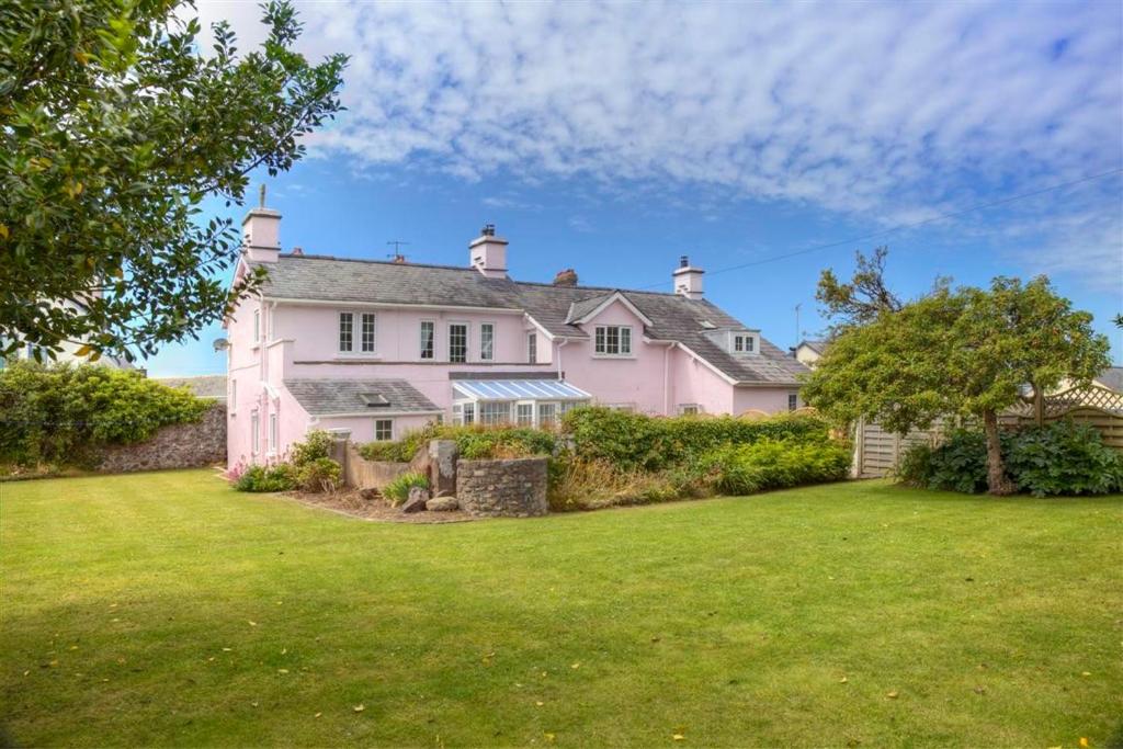 una gran casa blanca con un gran patio en Ty Ffynnon, en Abersoch