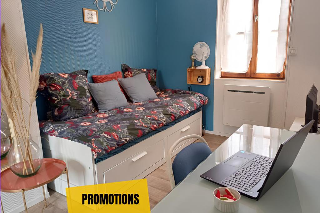 Cette chambre comprend un lit avec un ordinateur portable. dans l'établissement Archer 1er, Plein centre, quartier historique, à Amiens