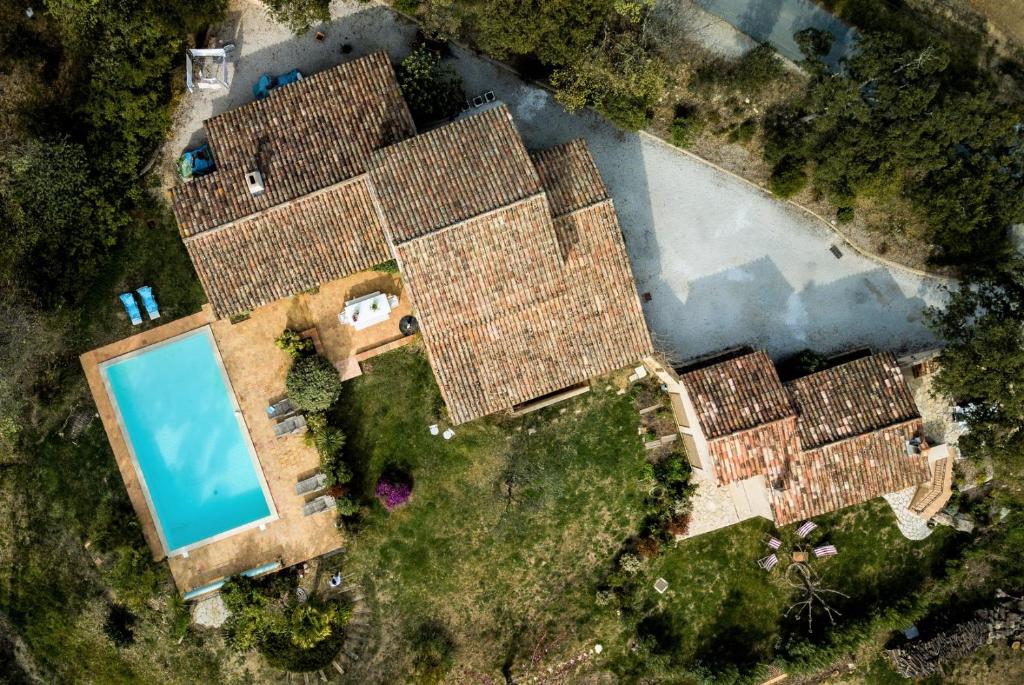 une vue aérienne d'une maison avec piscine dans l'établissement Villa Fontane, à La Garde-Freinet