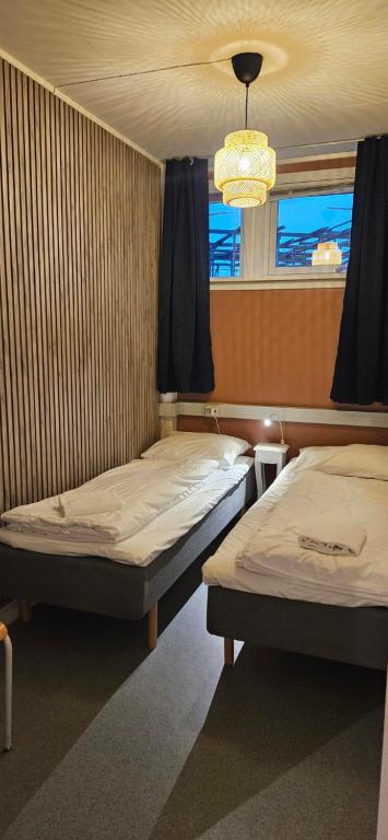 Postel nebo postele na pokoji v ubytování Reine Basecamp - Apartments & Rooms