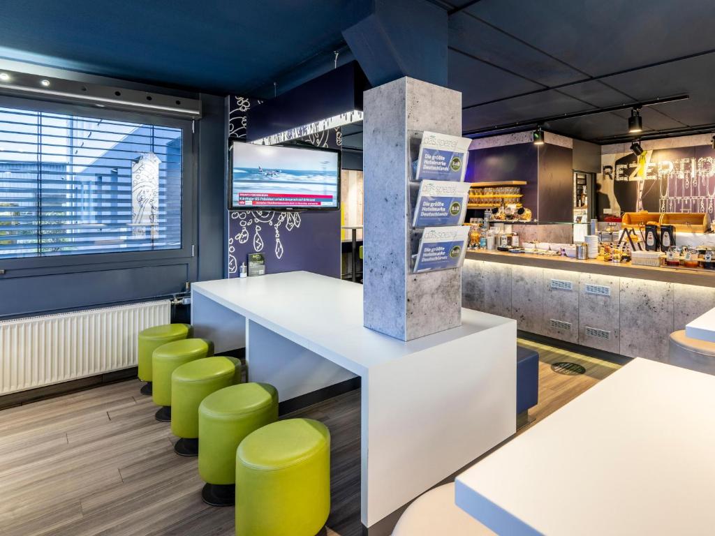 Lounge nebo bar v ubytování B&B HOTEL Gießen-Linden