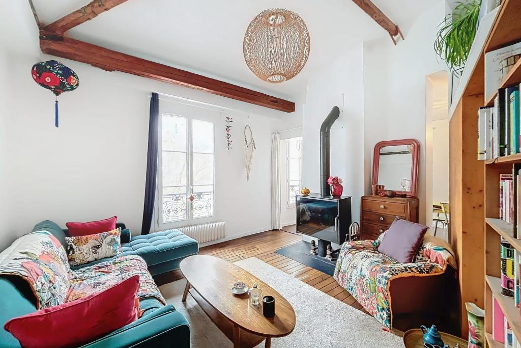 un salon avec deux canapés et une table dans l'établissement Charming apartment near Sacrée Coeur, à Paris