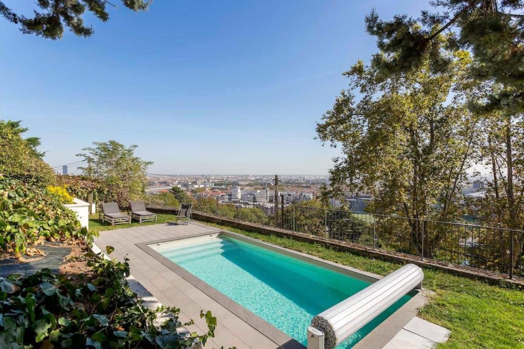 - une piscine extérieure avec vue sur la ville dans l'établissement Hamac Suites - L'Époustouflante, à Sainte-Foy-lès-Lyon