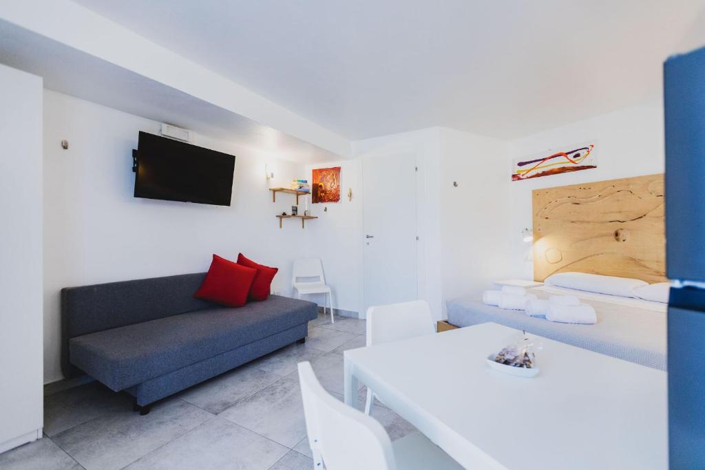 a living room with a couch and a table at Le Cave di Fontane Bianche in Cassibile