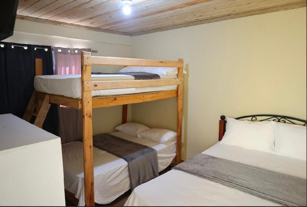ハラバコアにあるVista Montaña Jimenoa de la Rosaの二段ベッド2組が備わるドミトリールームのベッド1台分です。