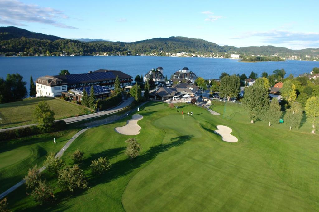 vista aerea su un campo da golf con lago di Haus Klement a Velden am Wörthersee