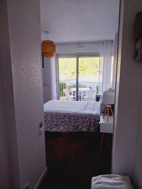 Posteľ alebo postele v izbe v ubytovaní studio calme et paisible avec piscine et parking privé