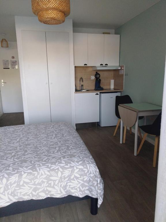 Kuchyňa alebo kuchynka v ubytovaní studio calme et paisible avec piscine et parking privé
