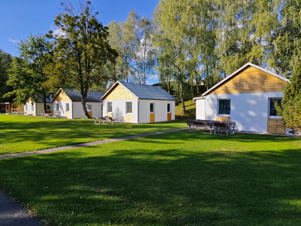 Budova, kde se kemp nachází