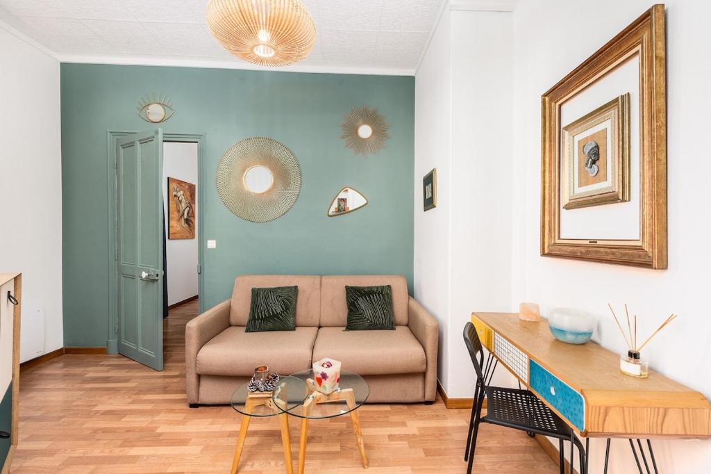 un salon avec un canapé et une table dans l'établissement Petit port, à Menton