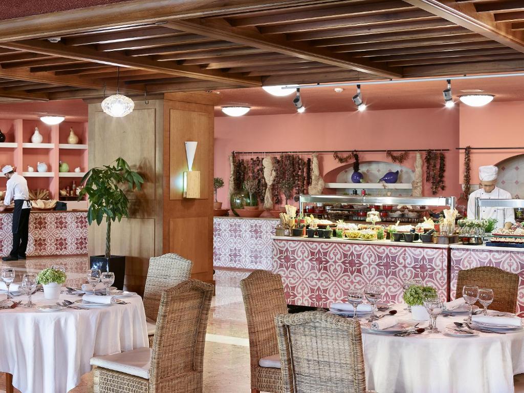 Restaurace v ubytování Grecotel LUXME Daphnila Bay